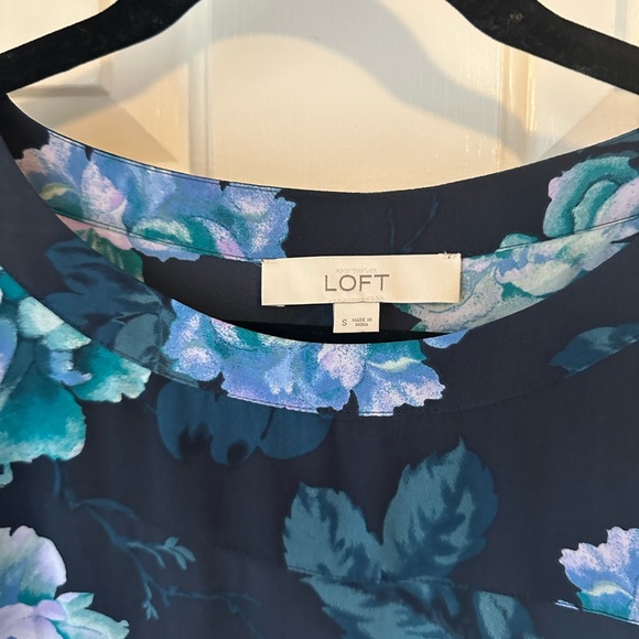 Loft Iced Bloom Back Pleat Blouse Small - Picture 4 of 5